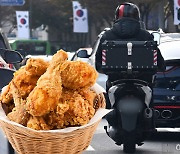 “비싼 배달 음식 많이 먹는다 싶더니” 배달의민족 4000억 벌었다