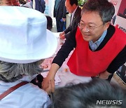'시민과 악수'하는 박정하 원주갑 의원