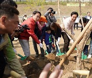 시민과 함께 나무 심는 오세훈 서울시장