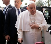 프란치스코 교황, 입원 3일만 퇴원…"나는 아직 살아있다"