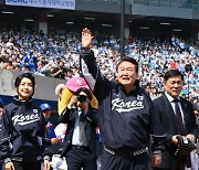 윤석열 대통령, KBO 리그 대구 개막전에서 깜짝 시구