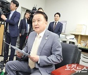 김영환 충북지사 이번엔 화마 속 술자리 논란…민주당 "사퇴하라"