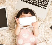 스마트폰은 바보상자?…영유아기 사회성 발달 ‘악영향’