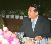 북, 김일성 화보 발간…마오 · 카터 · 체 게바라 만남 강조