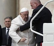 프란치스코 교황, 입원치료 사흘 만에 퇴원 "나는 아직 살아 있다"