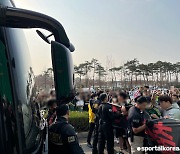 [현장 이슈] ‘관중 무응원’ 전북의 성난 팬들, 퇴근길 버스 막고 항의
