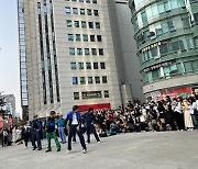트렌드지, 강남 버스킹 ‘글로벌 팬 사로잡다’