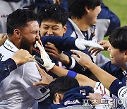 [ST포토] 끝내기 홈런 터트린 두산 로하스