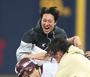 [포토S] '승 날아가도 괜찮아' 안우진, 끝내기 이형종에 격한 축하!