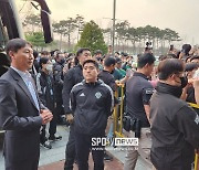 [SPO ISSUE]버스 막고 분노한 전북 팬심, 김상식 감독 홀로 뒤집어쓴 '책임론'