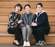 다큐멘터리 영화 '장기자랑'의 이소현 감독과 김명임ㆍ이미경 씨