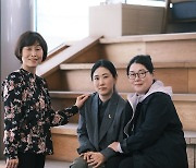 다큐멘터리 영화 '장기자랑'의 이소현 감독과 김명임ㆍ이미경 씨
