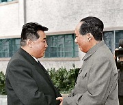 손 맞잡은 김일성과 마오쩌둥
