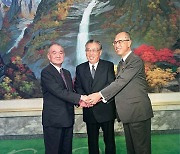 일본 정치인들과 만난 김일성