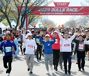 [게시판] 거래소·증권인, 코로나 이후 첫 마라톤대회…8천여명 참석