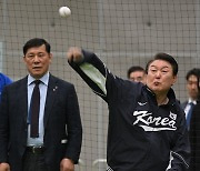 프로야구 개막전 시구 연습하는 윤석열 대통령