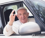교황, 기관지염 치료 사흘 만에 퇴원…"나는 아직 살아 있다"