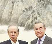 中왕이 "일본이 계속 평화적 발전의 길 갈지 의문"