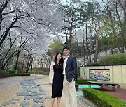 박수홍♥김다예, 결혼식 후 첫 봄에 벚꽃놀이…벚꽃 아래 웃을 수 있는 신혼