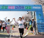 [포토] 마라톤 완주하는 김미경 구청장과 아이키