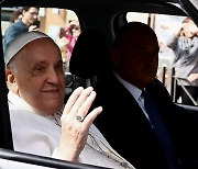 퇴원 후 군중에게 손 흔드는 프란치스코 교황