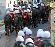 인왕산 산불현장으로 투입되는 군장병들
