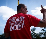 '후원 티셔츠' 판매로 맞붙은 트럼프 vs 대니얼스