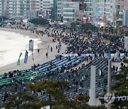 광안리 해변 고층건물서 '폭죽' 수차례 투척…경찰 수사