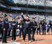 “尹대통령 커플 운동화 뭐냐”...‘깜짝 시구’보다 더 놀란 사연