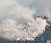 [포토] 인왕산 화재 진압하는 소방 헬기