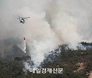 [포토] 인왕산에 물 뿌리는 경찰 헬기