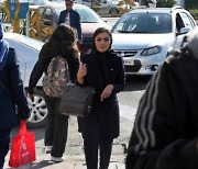 “히잡 쓰지 않은 여성 자비 없이 기소하겠다”…이란 사법부 ‘경고’