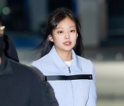 블랙핑크 제니,'특급 경호를 받으며 우아한 출국' [사진]