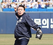 尹대통령 KBO '깜짝시구'···운동화는 얼마짜리?