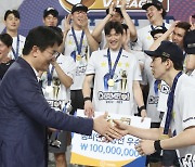 조원태 회장 축하 받는 MVP 한선수