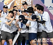 [포토] MVP 한선수, 동료들의 축하세례