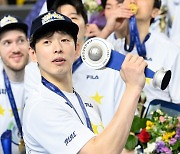 [포토] MVP 한선수, 트로피에 키스할까요?