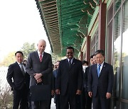 한국 찾은 엑스포 실사단 미소짓게 한 로봇개의 정체는