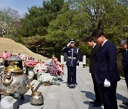 최정우 포스코그룹 회장이 고 박정희 전 대통령·박태준 초대회장 묘소 찾은 까닭은