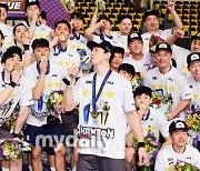 [MD포토] MVP 트로피에 키스하는 한선수