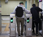 “출퇴근 시간 지하철 못 타면 어떡해”…쏟아진 우려에 무정차 통과 ‘백지화’