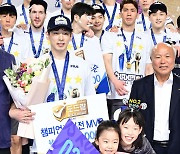 한선수, '세 딸 생각하며 힘내서 MVP 차지' [사진]