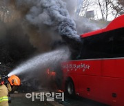 [포토]화재발생한 관광버스 진압하는 소방관