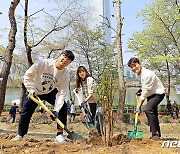 롯데물산 '나무야 무럭무럭 자라라'