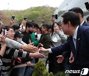 삼성디스플레이 직원들과 인사하는 윤석열 대통령