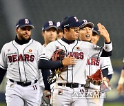 1-0승리 자축하는 두산선수들[포토]