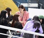 [MD포토] 김수지 '팬사인회 방불케 하는 인기'