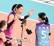 [MD포토] 김연경 '해란 언니, 우리 우승하자'