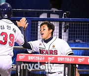 [MD포토] 결승타 때리고 축하 받는 두산 김인태