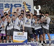 '통합 3연패' 대한항공, 새 왕조…한선수 MVP